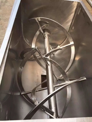 5.5kw 500Lのスパイスの乾燥の粉の顔料の粉の商業二重かい横のリボンのミキサー